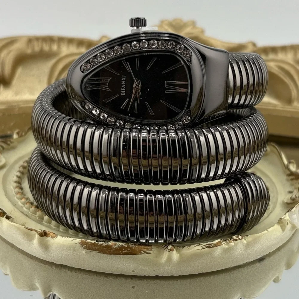 Elegant Serpentine-Style Watch – Black Tone 🖤 - Picture 4 of 10